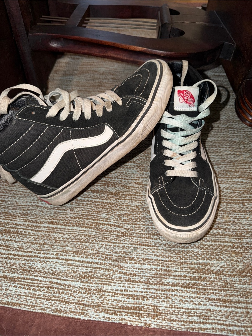 Women’s black n white Vans